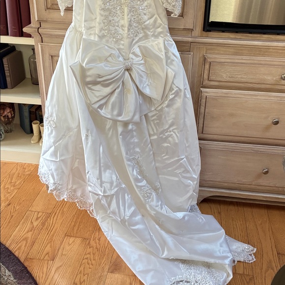 Lili Elegant White beaded pearl & sequin  Lace Wedding Dress - Picture 7 of 9